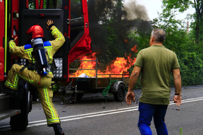 Aanhangwagen met accu's vliegt in brand