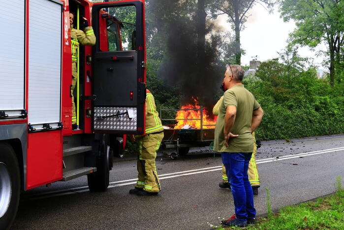 Aanhangwagen met accu's vliegt in brand