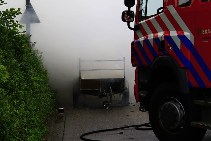 Aanhangwagen met accu's vliegt in brand