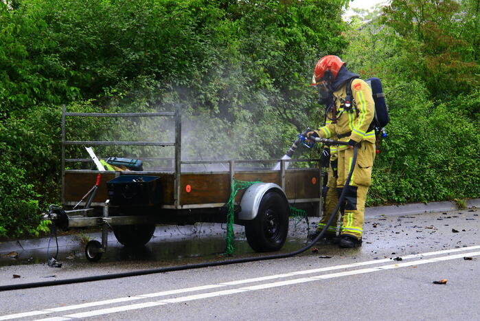 Aanhangwagen met accu's vliegt in brand