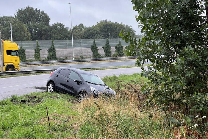 Auto raakt van de weg