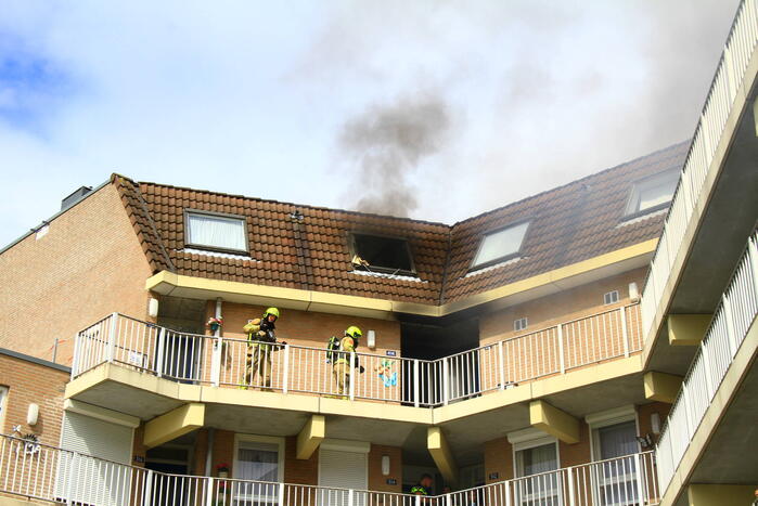 Flinke rookpluimen uit woning