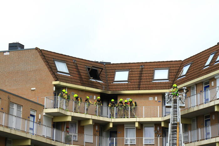 Flinke rookpluimen uit woning