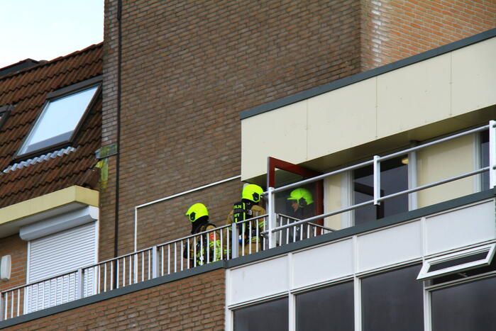 Flinke rookpluimen uit woning