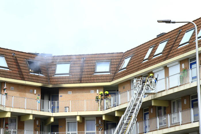 Flinke rookpluimen uit woning