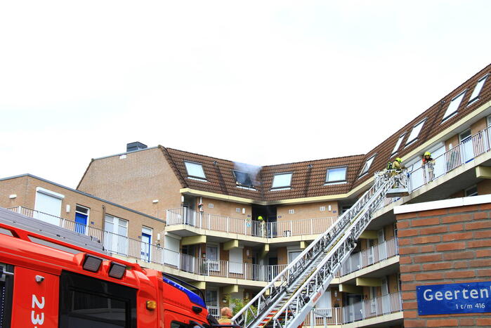 Flinke rookpluimen uit woning