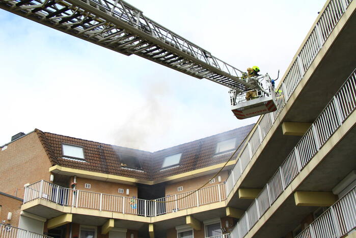 Flinke rookpluimen uit woning