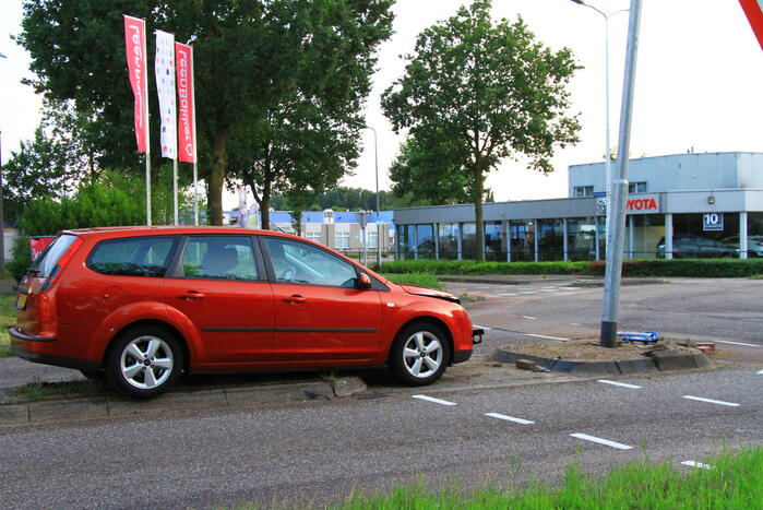 Opnieuw auto tegen lantaarnpaal gecrasht