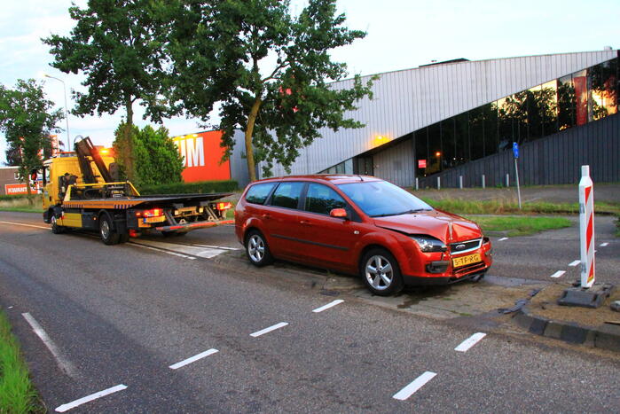 Opnieuw auto tegen lantaarnpaal gecrasht