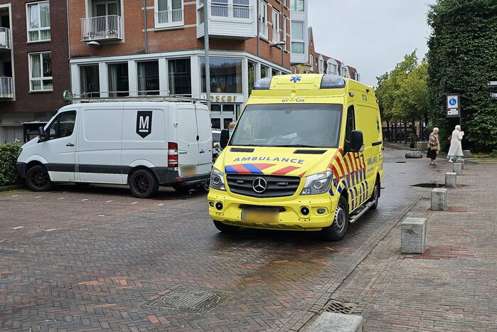 Scootmobielrijder botst tegen geparkeerde bestelbus