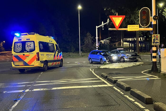 Veel schade bij botsing tussen twee auto's