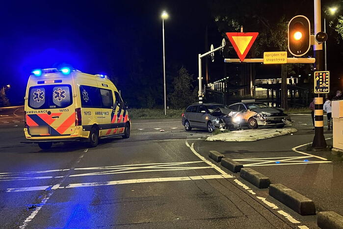 Veel schade bij botsing tussen twee auto's