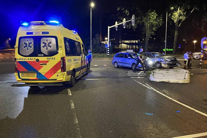 Veel schade bij botsing tussen twee auto's