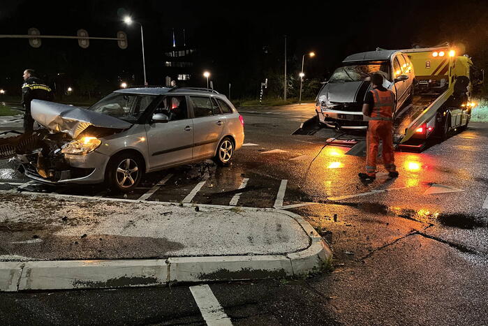 Veel schade bij botsing tussen twee auto's