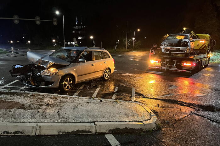 Veel schade bij botsing tussen twee auto's