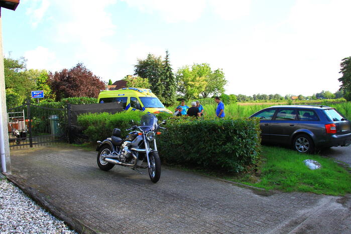 Motorrijder gaat onderuit na remactie