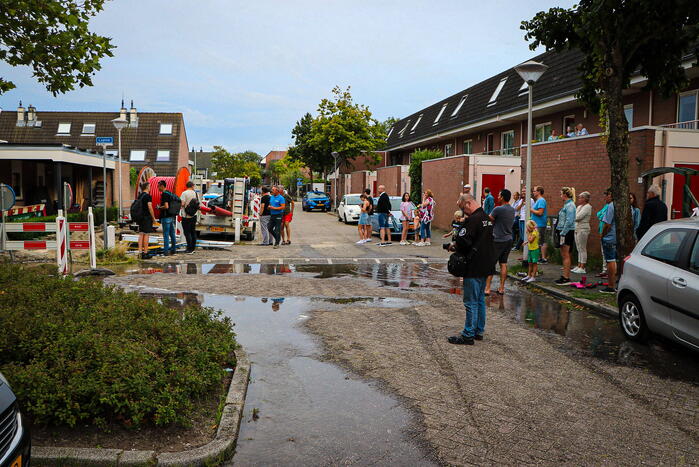 Straat onder water door leidingbreuk