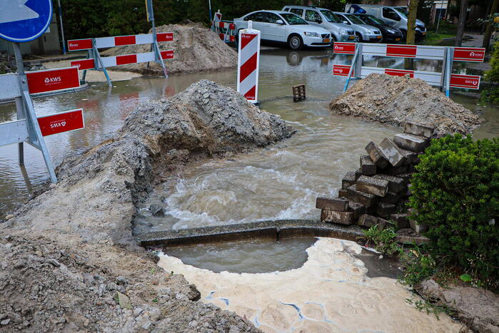 Straat onder water door leidingbreuk