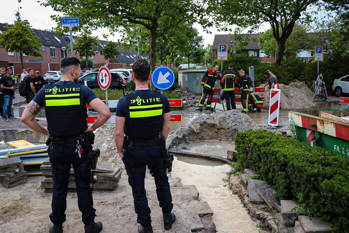 Straat onder water door leidingbreuk