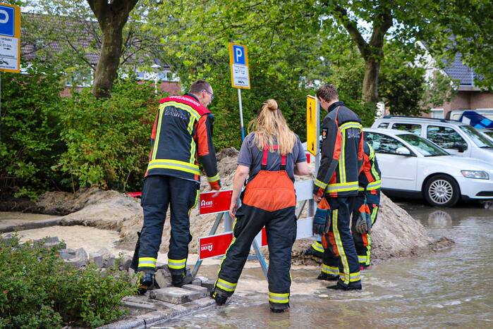 Straat onder water door leidingbreuk