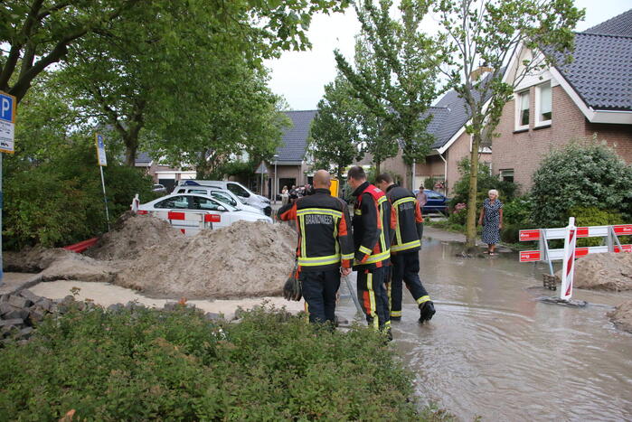 Straat onder water door leidingbreuk