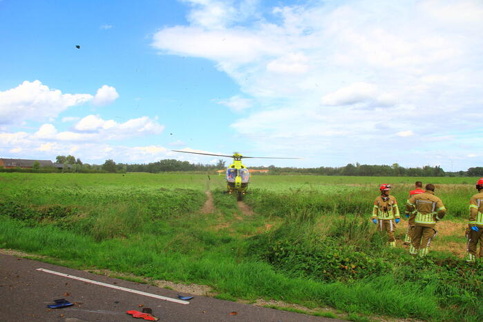 Motorrijder klapt op boom en belandt in greppel