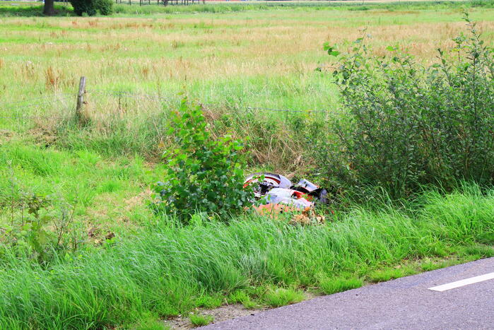 Motorrijder klapt op boom en belandt in greppel