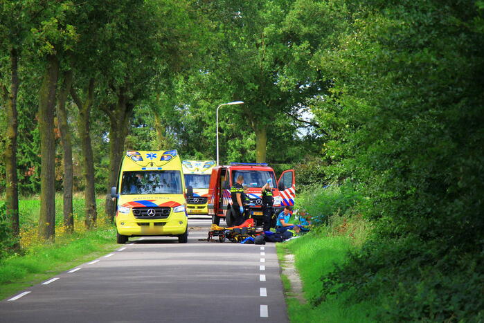 Motorrijder klapt op boom en belandt in greppel