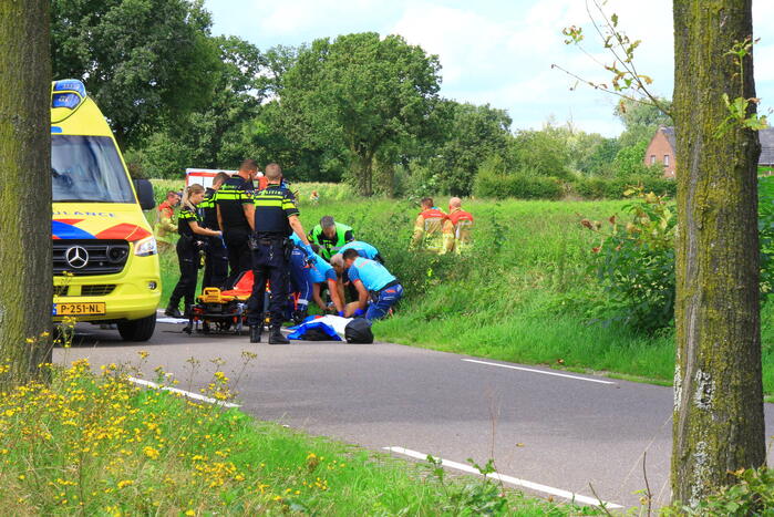 Motorrijder klapt op boom en belandt in greppel