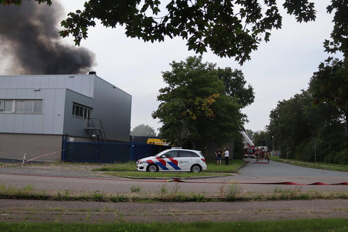 Enorme rookontwikkeling bij grote brand in bouwbedrijf