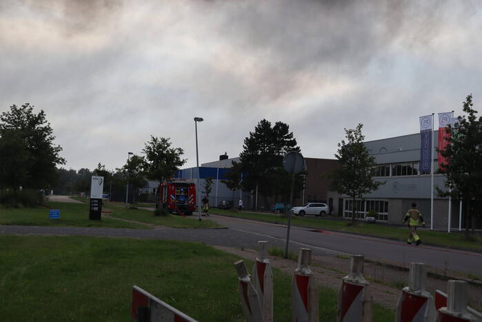 Enorme rookontwikkeling bij grote brand in bouwbedrijf