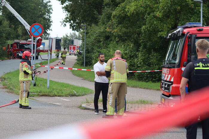 Enorme rookontwikkeling bij grote brand in bouwbedrijf