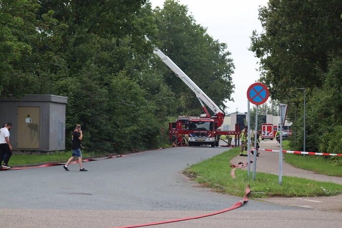 Enorme rookontwikkeling bij grote brand in bouwbedrijf