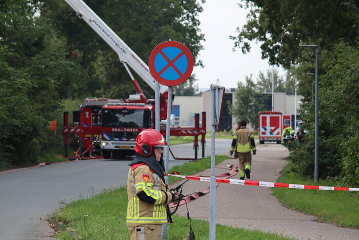 Enorme rookontwikkeling bij grote brand in bouwbedrijf