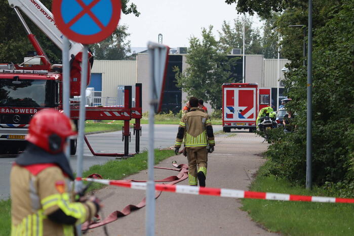 Enorme rookontwikkeling bij grote brand in bouwbedrijf