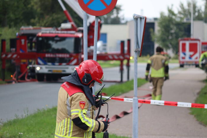 Enorme rookontwikkeling bij grote brand in bouwbedrijf