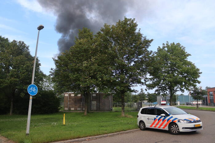 Enorme rookontwikkeling bij grote brand in bouwbedrijf