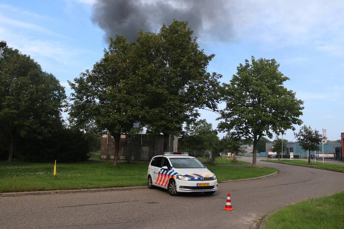 Enorme rookontwikkeling bij grote brand in bouwbedrijf