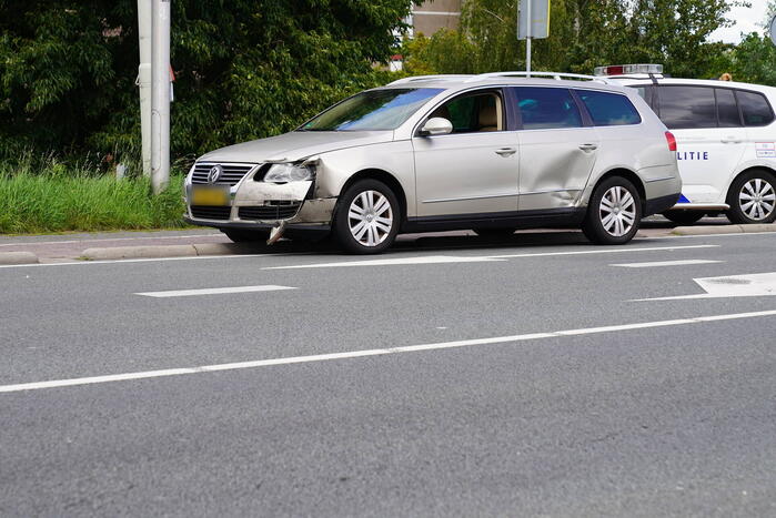 Veel schade bij ongeval tussen twee auto's en scooter