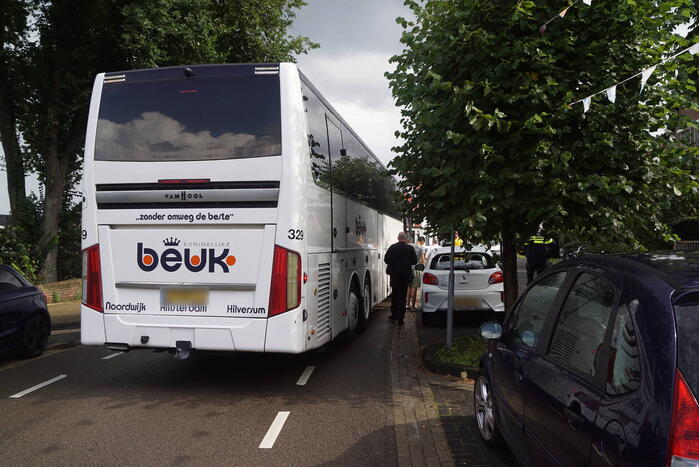 Supportersbus rijdt tegen geparkeerde auto