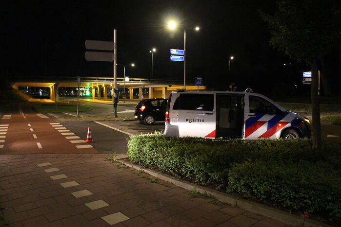 Botsing tussen brommer en politiebus