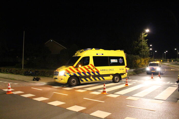 Botsing tussen brommer en politiebus