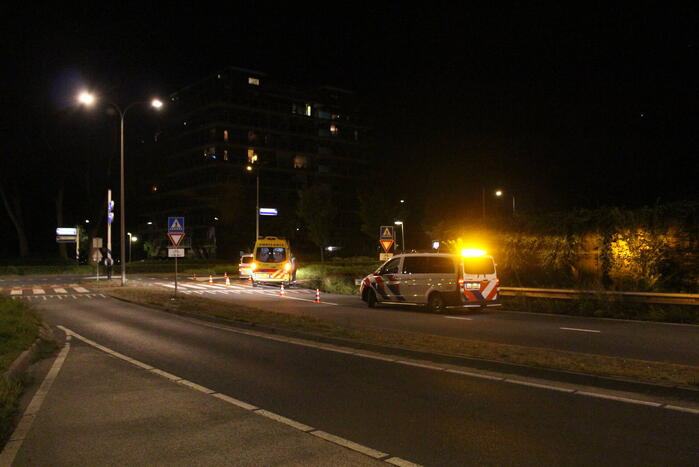 Botsing tussen brommer en politiebus