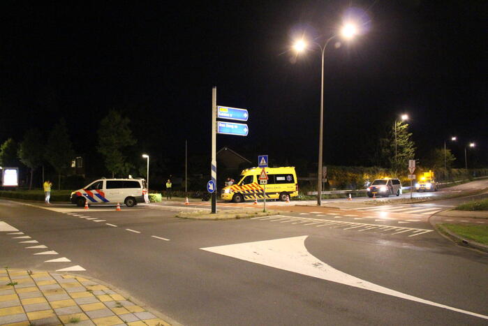 Botsing tussen brommer en politiebus