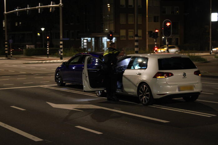 Voertuigen botsen voor stoplicht