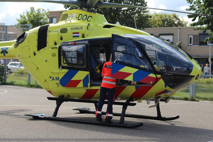 Traumahelikopter landt op basketbalveld voor medische noodsituatie