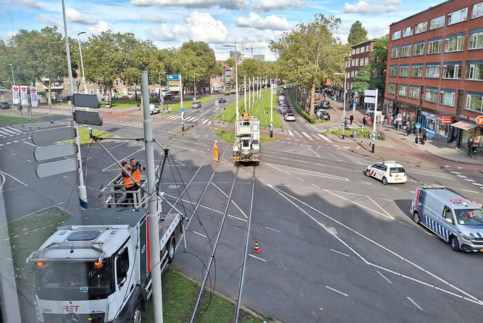 Vrachtwagen rijdt bovenleiding kapot