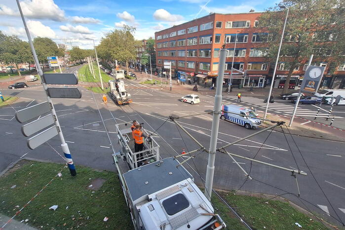 Vrachtwagen rijdt bovenleiding kapot