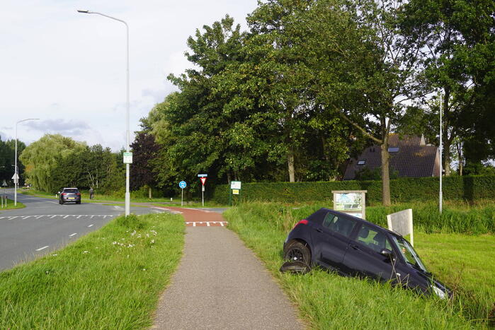 Auto raakt van de weg en belandt in sloot