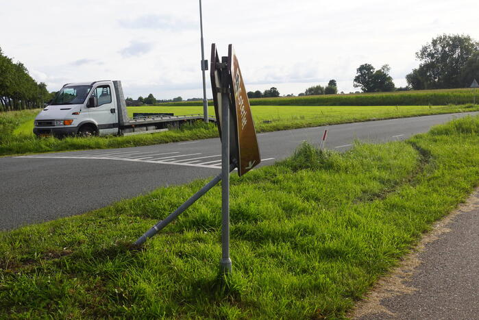 Auto raakt van de weg en belandt in sloot